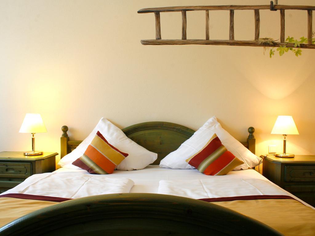 Hotel Speeter Weisenheim am Berg Extérieur photo